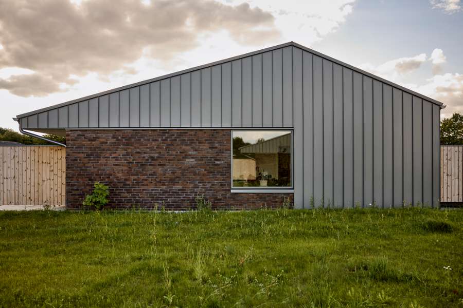 Fortid og fremtid mødes i stålbeklædte rækkehuse med historie i baghaven, Jernaldervej 8, 8600 Silkeborg